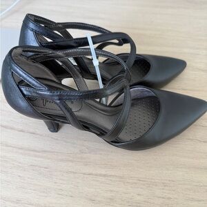 NWT Life Stride Black Pointed-Toe Strappy Heels (Size 6)